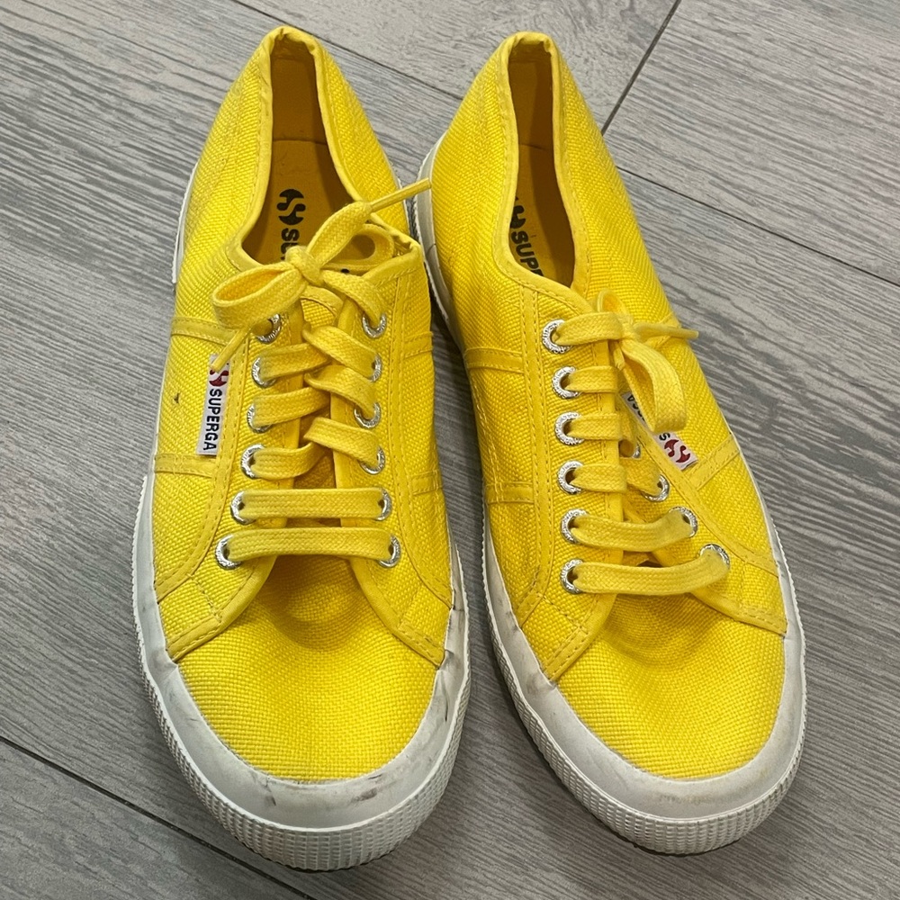 Bright yellow supergas size 40 us 9-9.5
